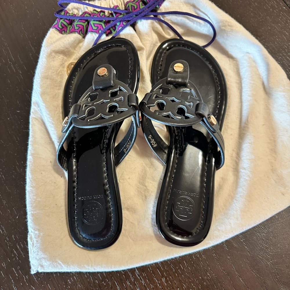 Black sandals size 6 and fits 6 1/2